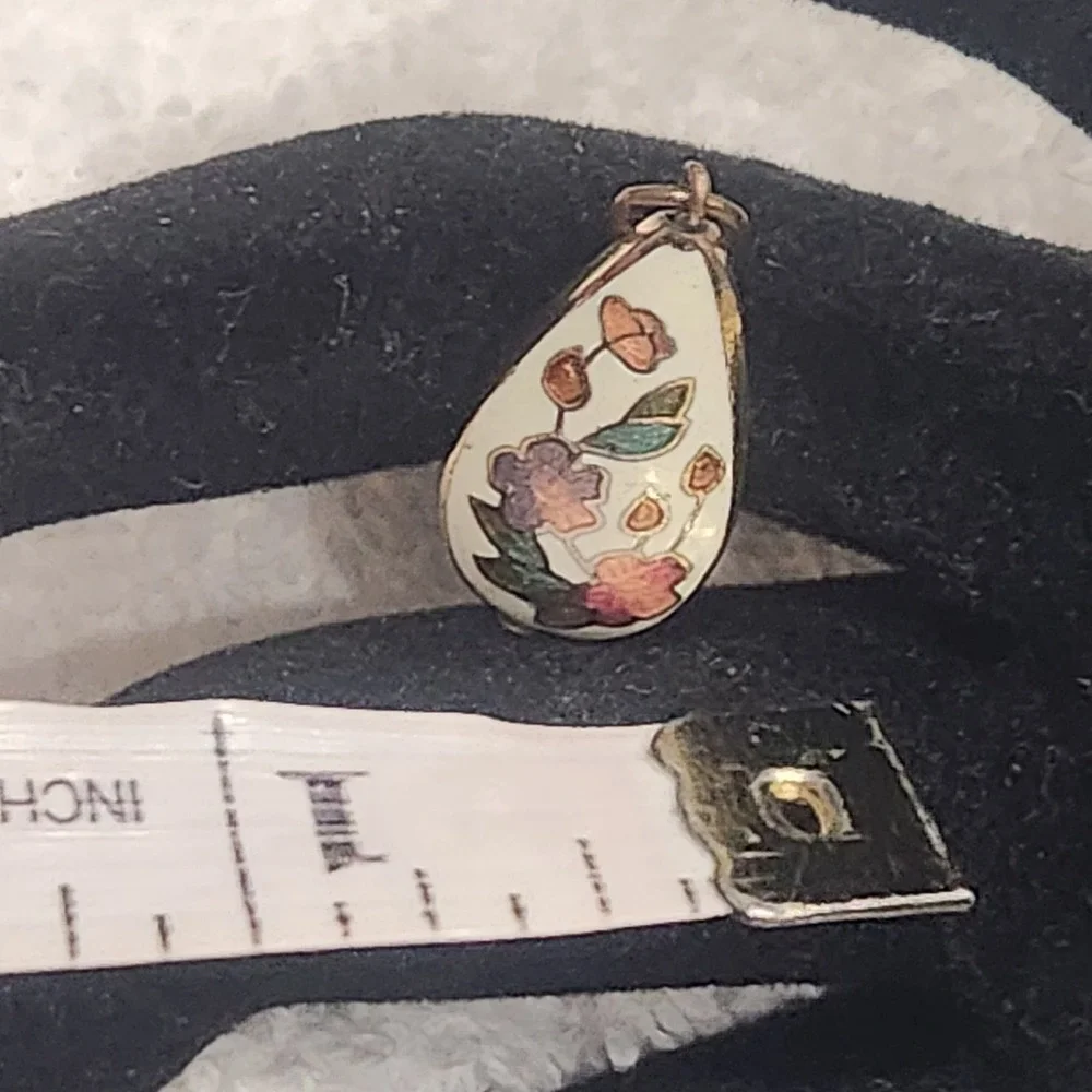 Vintage Floral Cloisonne Enamel Teardrop Pendant‎ Gold Tone Cream White Charm